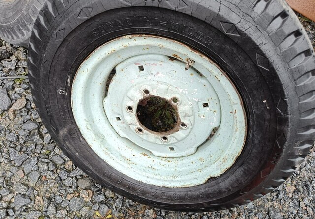 Fordson Diesel Major eturenkaat - Riepa - Traktors: foto 4 Fordson Diesel Major eturenkaat - Riepa - Traktors: foto 4