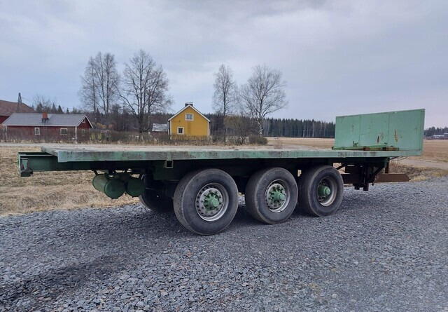 JALKALAVAKÄRRY - 3-akselinen ILMA-ALUSTAINEN KÄRRY MONEEN KÄYTTÖÖN - Lauksaimniecības piekabe-platforma: foto 2 JALKALAVAKÄRRY - 3-akselinen ILMA-ALUSTAINEN KÄRRY MONEEN KÄYTTÖÖN - Lauksaimniecības piekabe-platforma: foto 2