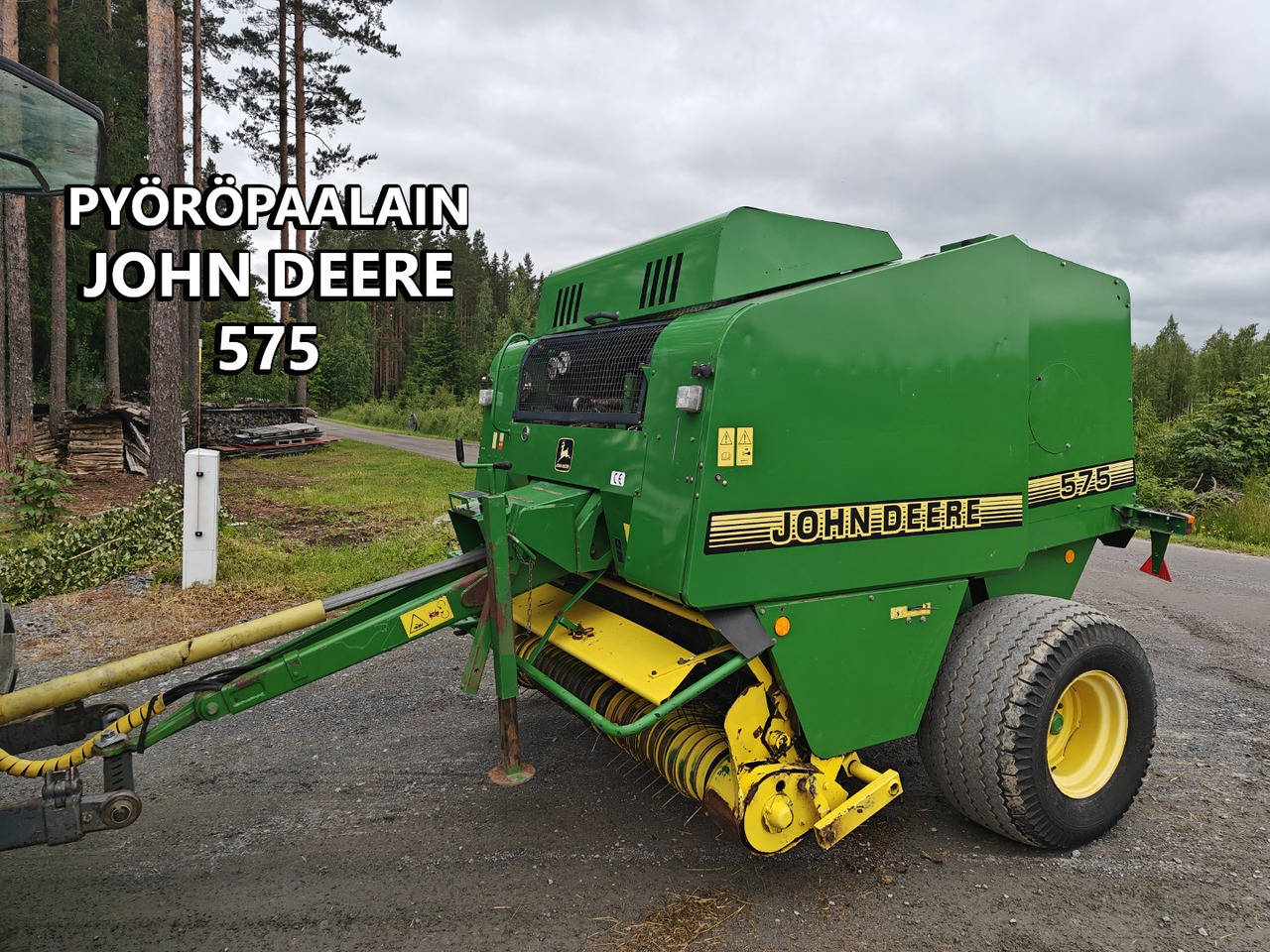 JOHN DEERE Pyöröpaalain 575 - Rituļu prese: foto 1 JOHN DEERE Pyöröpaalain 575 - Rituļu prese: foto 1