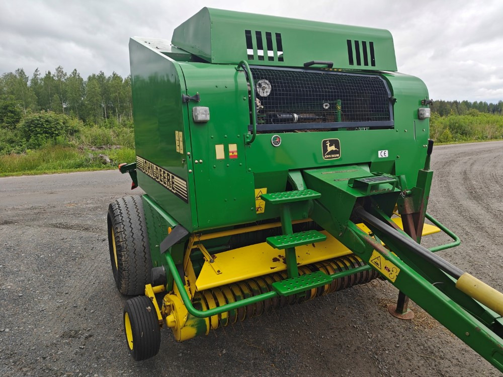 JOHN DEERE Pyöröpaalain 575 - Rituļu prese: foto 5 JOHN DEERE Pyöröpaalain 575 - Rituļu prese: foto 5