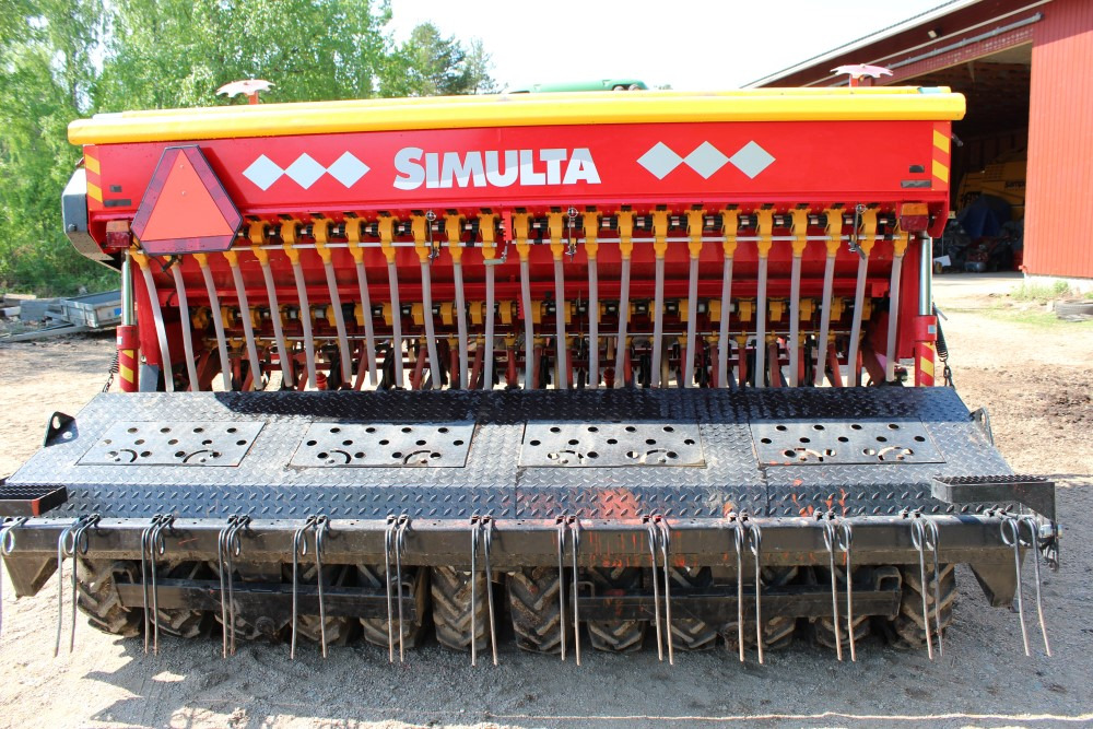 Junkkari Simulta 3000T - Siisti! Heinänsiemenlaite ja kiekkovantaat takana - Kombinētā sējmašīna: foto 1 Junkkari Simulta 3000T - Siisti! Heinänsiemenlaite ja kiekkovantaat takana - Kombinētā sējmašīna: foto 1