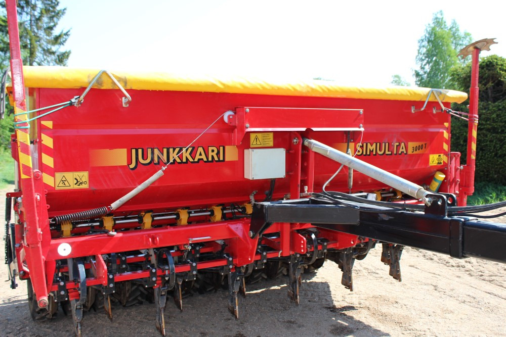 Junkkari Simulta 3000T - Siisti! Heinänsiemenlaite ja kiekkovantaat takana - Kombinētā sējmašīna: foto 2 Junkkari Simulta 3000T - Siisti! Heinänsiemenlaite ja kiekkovantaat takana - Kombinētā sējmašīna: foto 2
