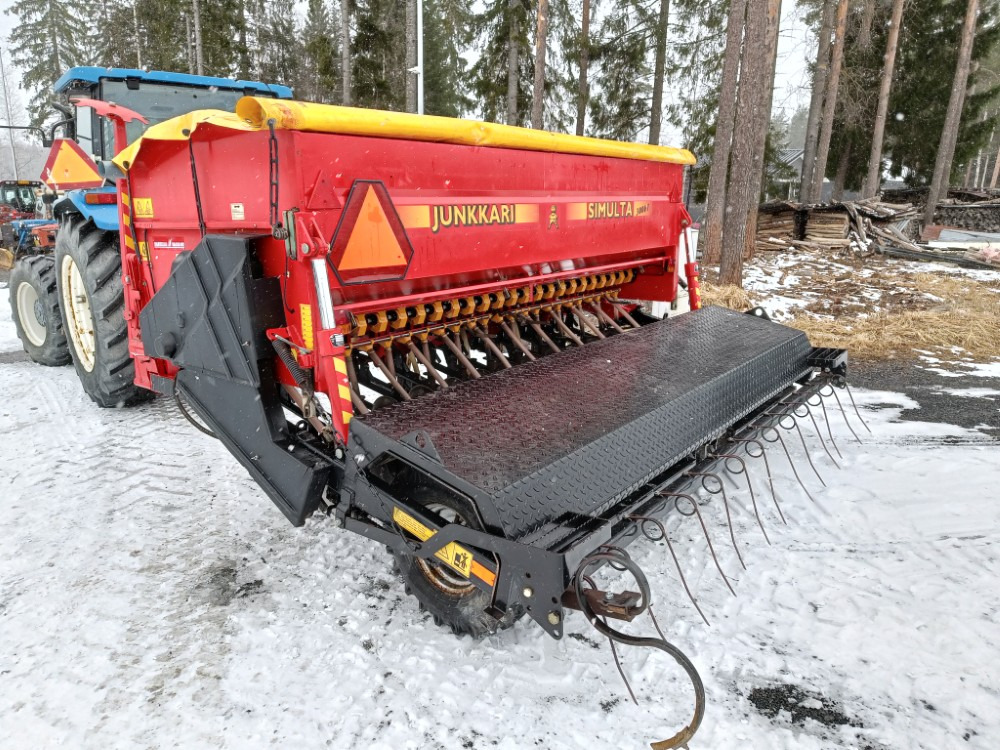 Junkkari Simulta S3000T Takapyöräkone kiekkovantailla - Kombinētā sējmašīna: foto 2 Junkkari Simulta S3000T Takapyöräkone kiekkovantailla - Kombinētā sējmašīna: foto 2