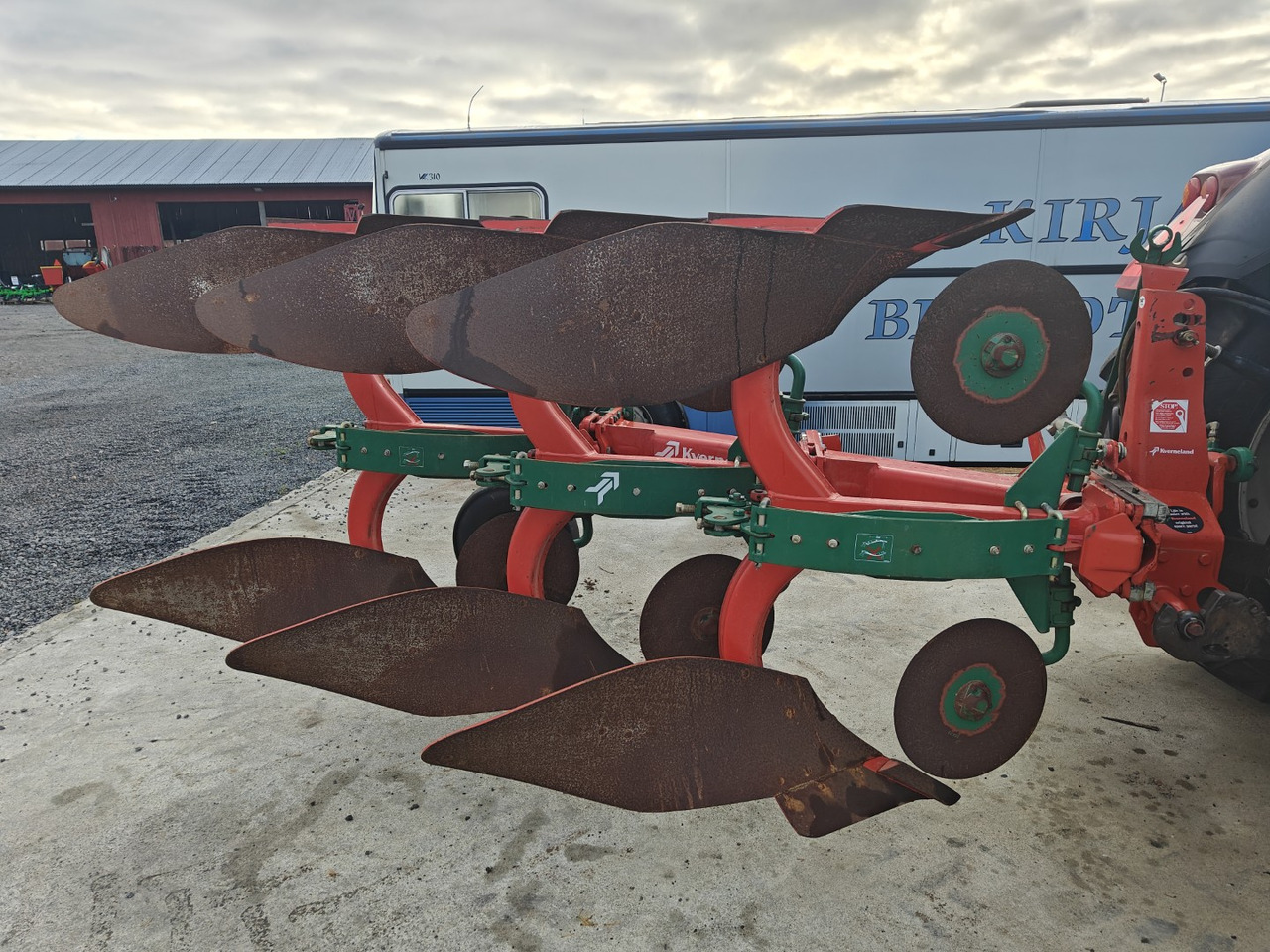 KVERNELAND E 160-8 - 3-siipinen paluuaura - Arkls: foto 4 KVERNELAND E 160-8 - 3-siipinen paluuaura - Arkls: foto 4