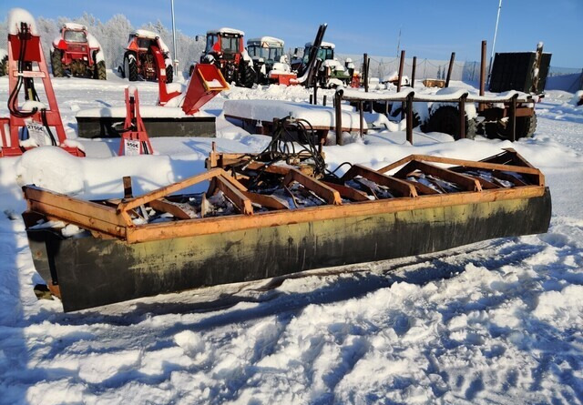 Mahlers 400cm - Volvo-kiinnike - Sniega arkls - Lauksaimniecības tehnika: foto 1 Mahlers 400cm - Volvo-kiinnike - Sniega arkls - Lauksaimniecības tehnika: foto 1