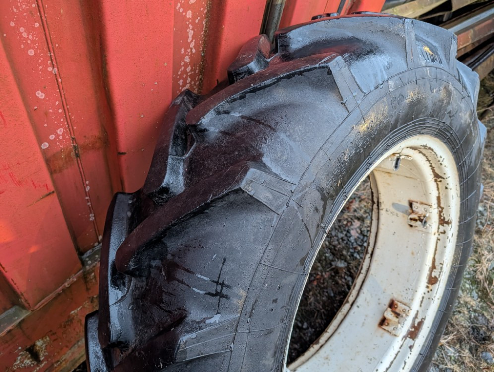 Renkaat 12.4R28 vannekehillä - Riepa: foto 5 Renkaat 12.4R28 vannekehillä - Riepa: foto 5