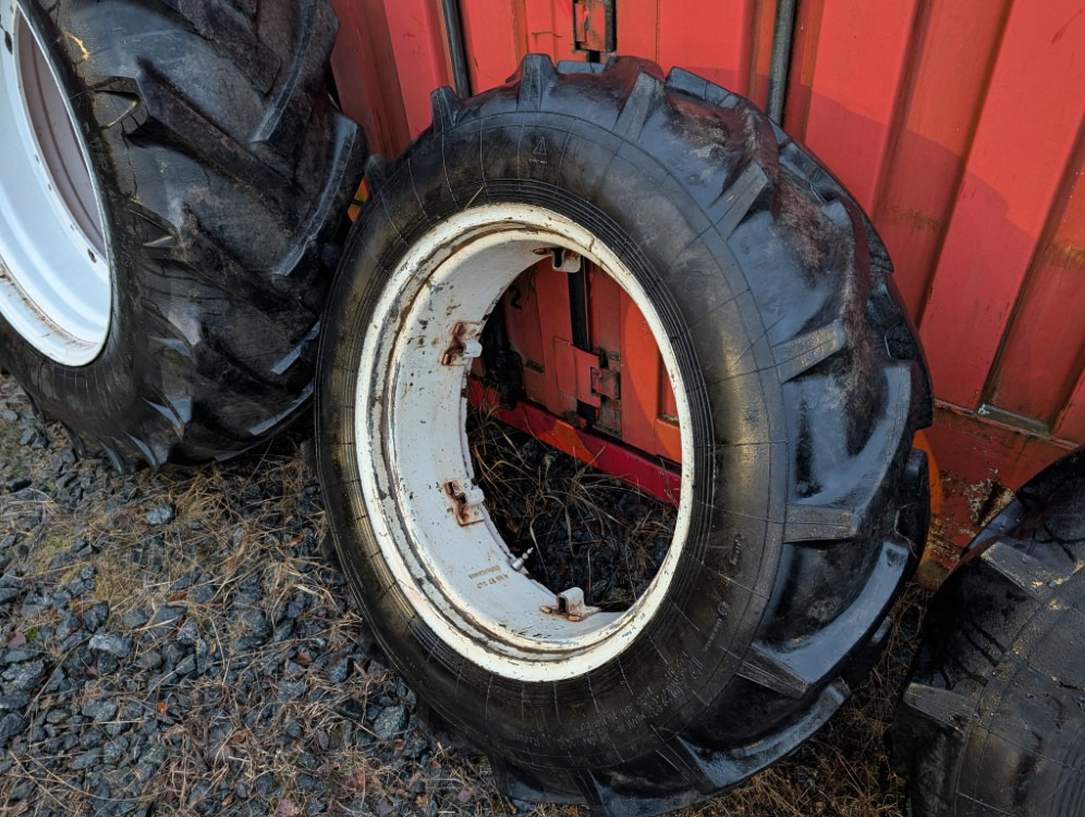 Renkaat 12.4R28 vannekehillä - Riepa: foto 2 Renkaat 12.4R28 vannekehillä - Riepa: foto 2