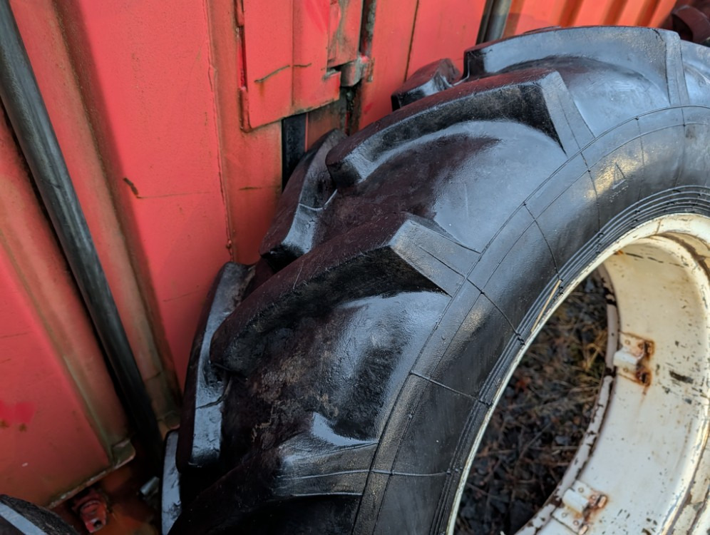 Renkaat 12.4R28 vannekehillä - Riepa: foto 4 Renkaat 12.4R28 vannekehillä - Riepa: foto 4