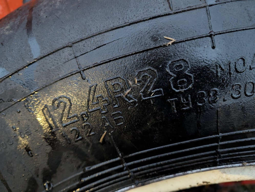 Riepa Renkaat 12.4R28 vannekehillä: foto 7