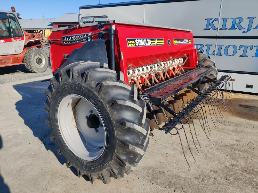 Simulta Junkkari 250cm kylvölannoitin kiekkovantaat takana - Kombinētā sējmašīna: foto 3 Simulta Junkkari 250cm kylvölannoitin kiekkovantaat takana - Kombinētā sējmašīna: foto 3