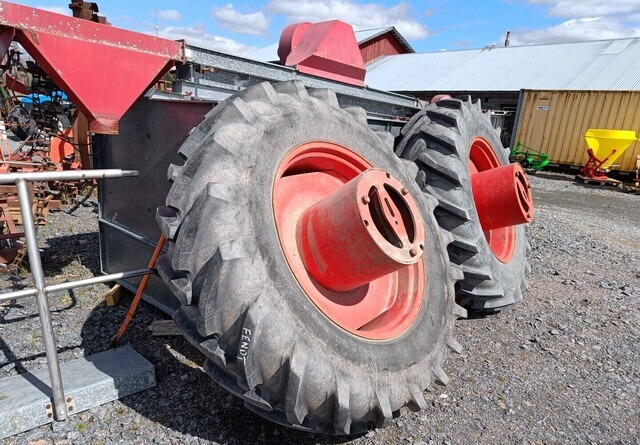 Taurus Paripyörät 18.4R38 todella hyväkuntoiset Fendt Farmer 312LSA sopivat - Ritenis - Lauksaimniecības tehnika: foto 3 Taurus Paripyörät 18.4R38 todella hyväkuntoiset Fendt Farmer 312LSA sopivat - Ritenis - Lauksaimniecības tehnika: foto 3