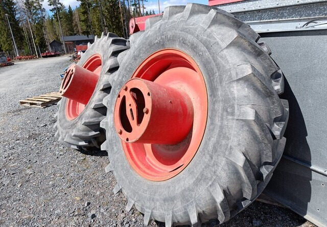 Taurus Paripyörät 18.4R38 todella hyväkuntoiset Fendt Farmer 312LSA sopivat - Ritenis - Lauksaimniecības tehnika: foto 1 Taurus Paripyörät 18.4R38 todella hyväkuntoiset Fendt Farmer 312LSA sopivat - Ritenis - Lauksaimniecības tehnika: foto 1