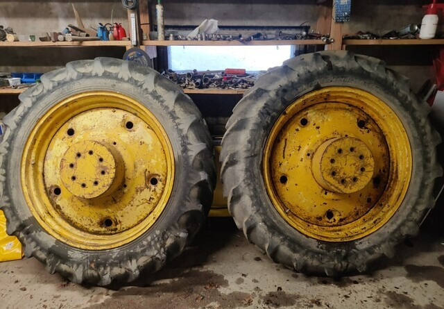 Traktorin renkaat 13.6/12x38 vanteilla - Riepa - Traktors: foto 1 Traktorin renkaat 13.6/12x38 vanteilla - Riepa - Traktors: foto 1
