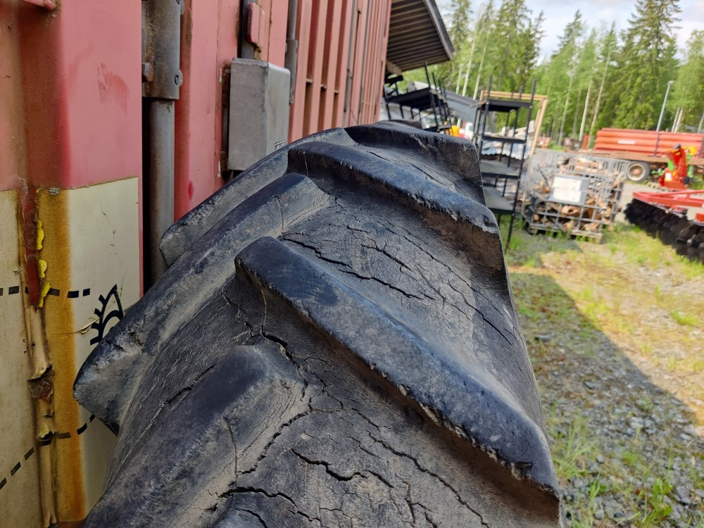 Traktorin renkaat 13.6x36 vannekehillä - Riepa - Traktors: foto 3 Traktorin renkaat 13.6x36 vannekehillä - Riepa - Traktors: foto 3