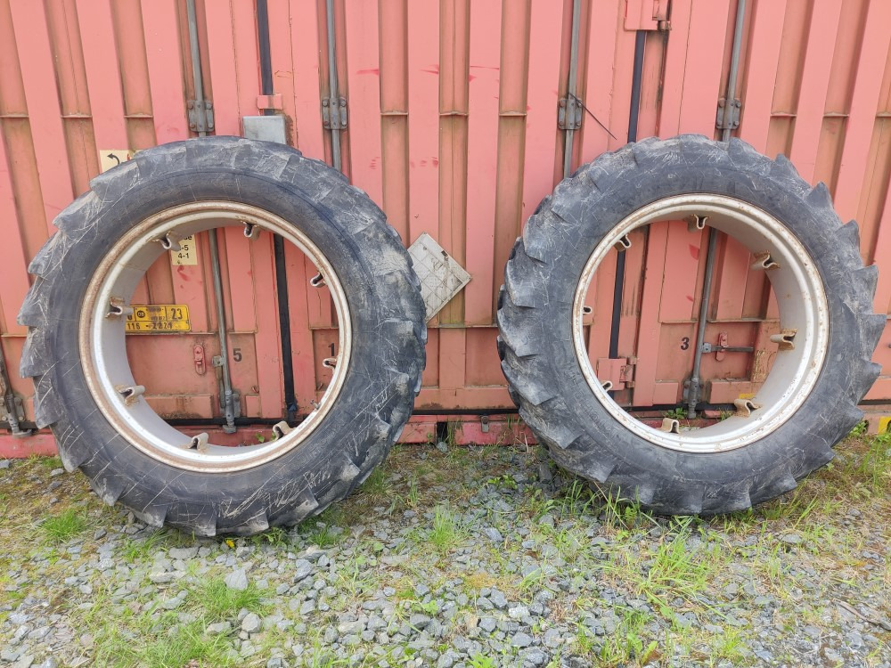 Traktorin renkaat 13.6x36 vannekehillä - Riepa - Traktors: foto 1 Traktorin renkaat 13.6x36 vannekehillä - Riepa - Traktors: foto 1