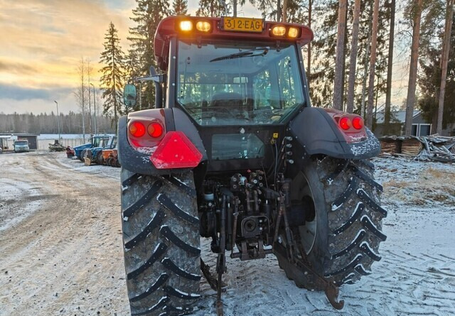 Valtra T190 HiTech etukuormaajalla - Traktors: foto 3 Valtra T190 HiTech etukuormaajalla - Traktors: foto 3