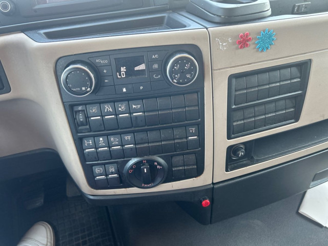 MAN TGX 26.470 6X2-4 BL tandem - Kravas automašīna ar tentu: foto 2 MAN TGX 26.470 6X2-4 BL tandem - Kravas automašīna ar tentu: foto 2