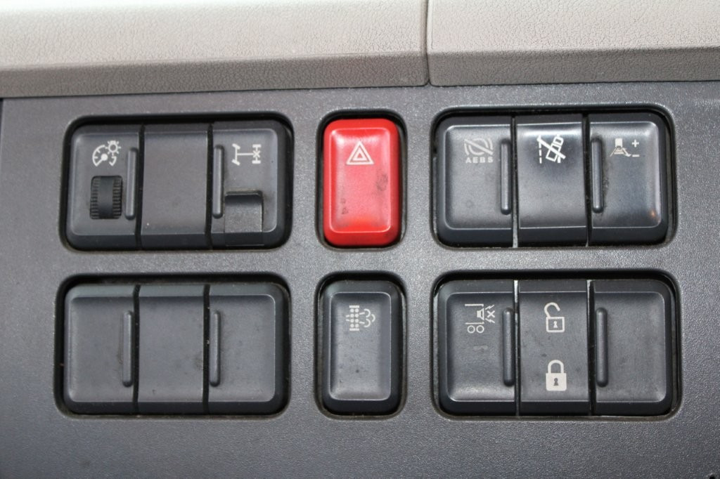 Kravas automašīna ar tentu DAF LF 260 FA: foto 9