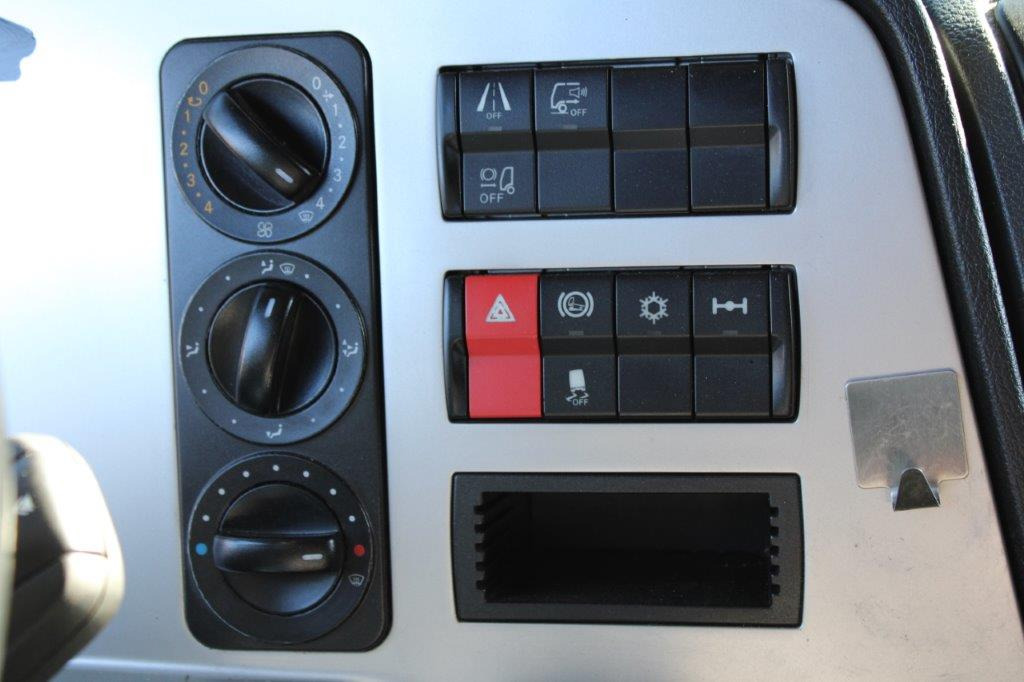 Kravas automašīna ar tentu Mercedes-Benz Atego 1223: foto 6