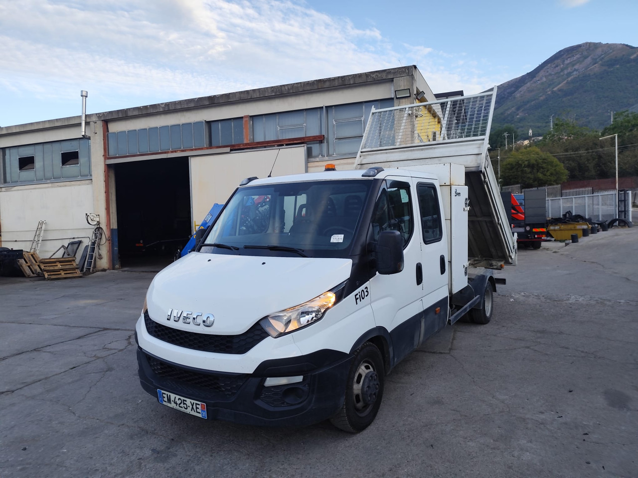 IVECO DAILY 35-140 - Komercauto pašizgāzējs, Kravas-pasažieru furgons: foto 1 IVECO DAILY 35-140 - Komercauto pašizgāzējs, Kravas-pasažieru furgons: foto 1