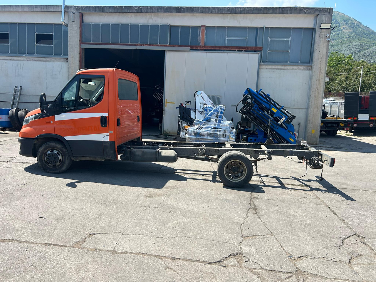 IVECO DAILY 35-140 - Automašīna ar kravas platformu: foto 2 IVECO DAILY 35-140 - Automašīna ar kravas platformu: foto 2