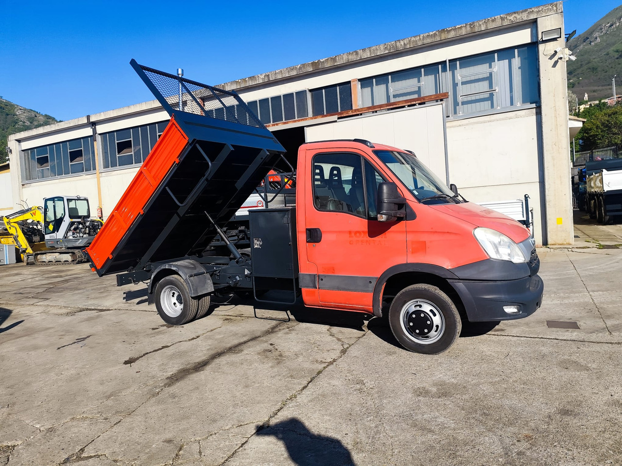 IVECO DAILY 35C13 - Kravas automašīna pašizgāzējs: foto 1 IVECO DAILY 35C13 - Kravas automašīna pašizgāzējs: foto 1