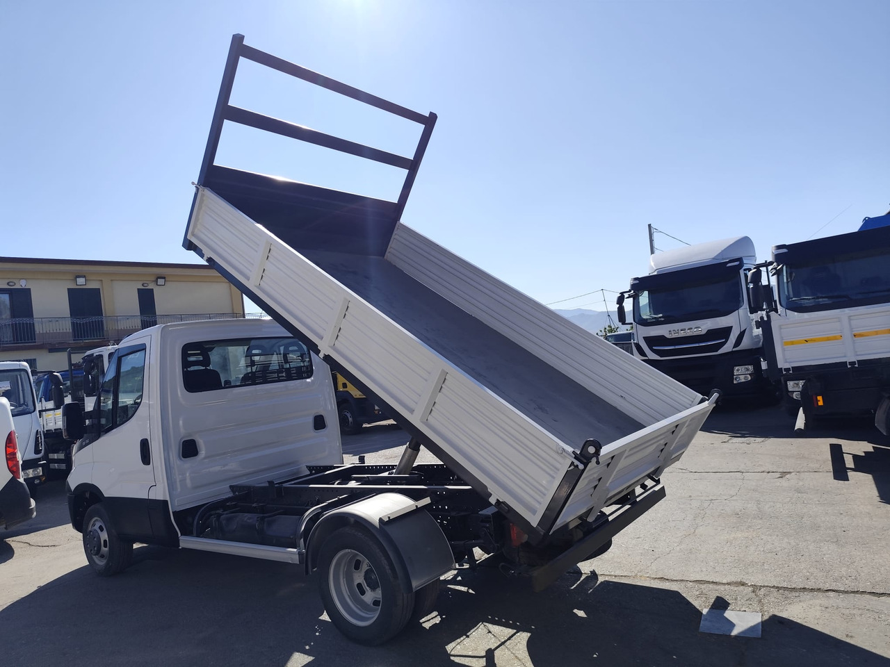IVECO DAILY 35C13 - Komercauto pašizgāzējs: foto 4 IVECO DAILY 35C13 - Komercauto pašizgāzējs: foto 4