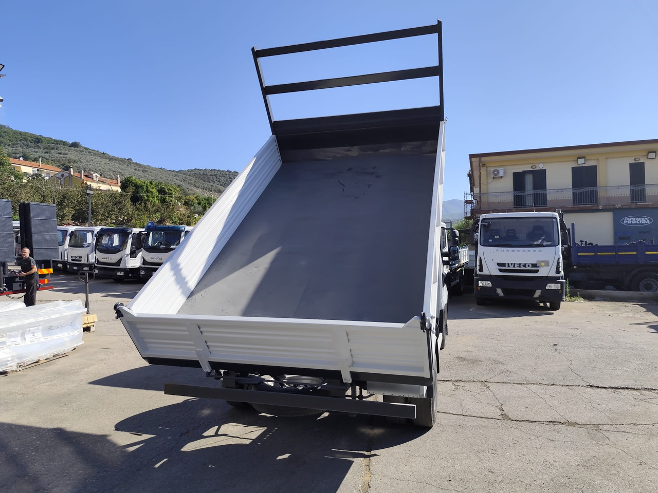 IVECO DAILY 35C13 - Komercauto pašizgāzējs: foto 5 IVECO DAILY 35C13 - Komercauto pašizgāzējs: foto 5
