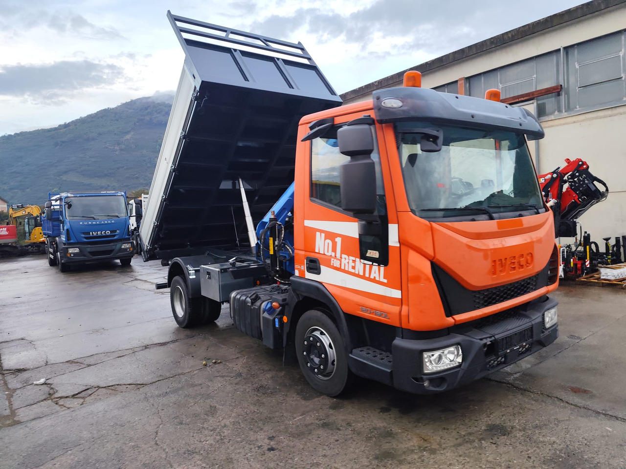 IVECO EUROCARGO 120-90L - Kravas auto ar manipulatoru, Kravas automašīna pašizgāzējs: foto 1 IVECO EUROCARGO 120-90L - Kravas auto ar manipulatoru, Kravas automašīna pašizgāzējs: foto 1