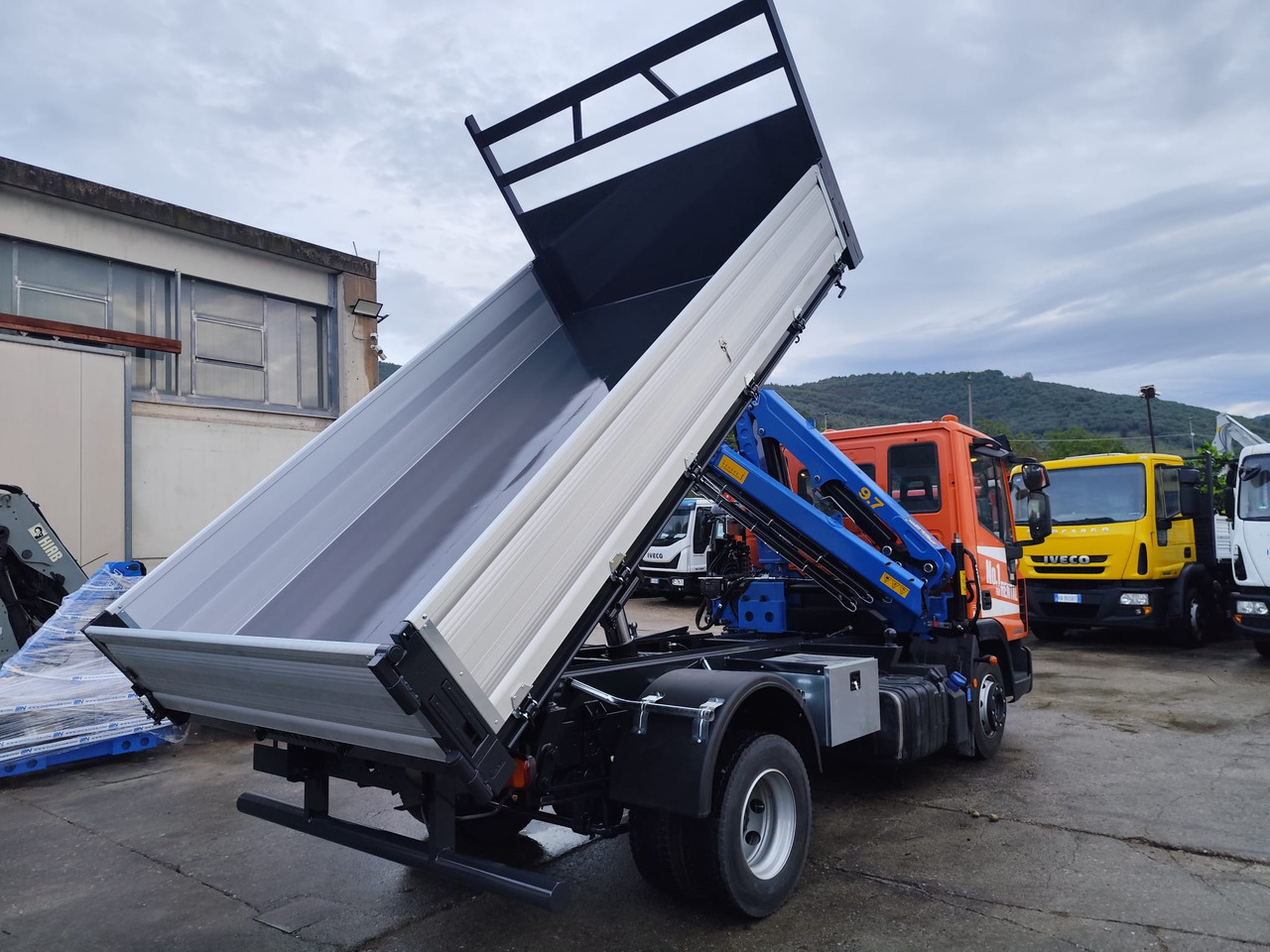 IVECO EUROCARGO 120-90L - Kravas auto ar manipulatoru, Kravas automašīna pašizgāzējs: foto 4 IVECO EUROCARGO 120-90L - Kravas auto ar manipulatoru, Kravas automašīna pašizgāzējs: foto 4