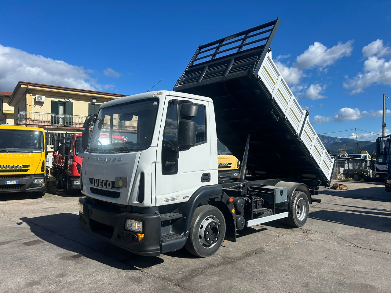 IVECO EUROCARGO 120E25 - Kravas automašīna pašizgāzējs: foto 1 IVECO EUROCARGO 120E25 - Kravas automašīna pašizgāzējs: foto 1