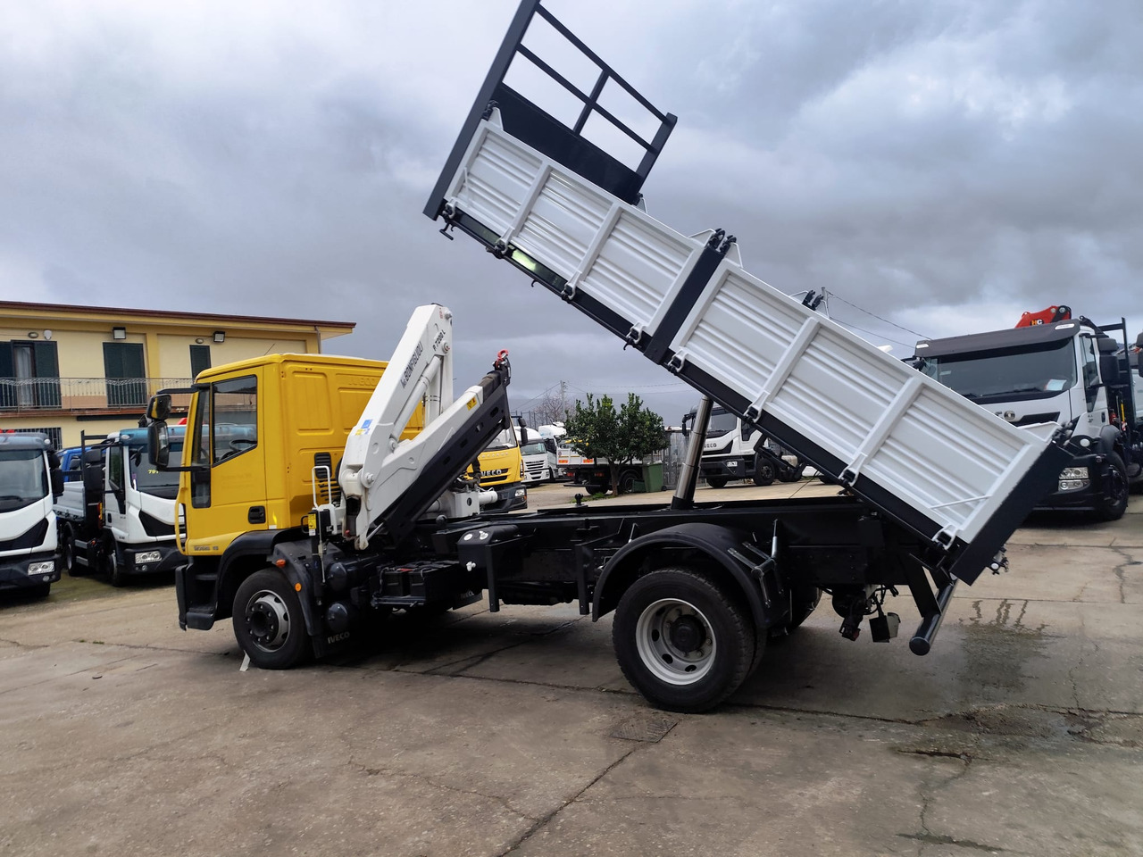 IVECO EUROCARGO 120E28P - Kravas auto ar manipulatoru: foto 4 IVECO EUROCARGO 120E28P - Kravas auto ar manipulatoru: foto 4