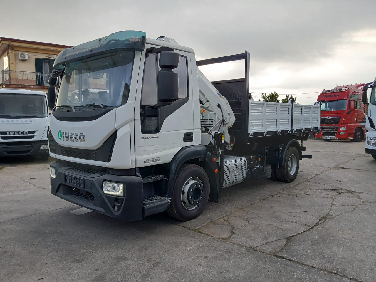 IVECO EUROCARGO 140-250 - Kravas auto ar manipulatoru: foto 1 IVECO EUROCARGO 140-250 - Kravas auto ar manipulatoru: foto 1