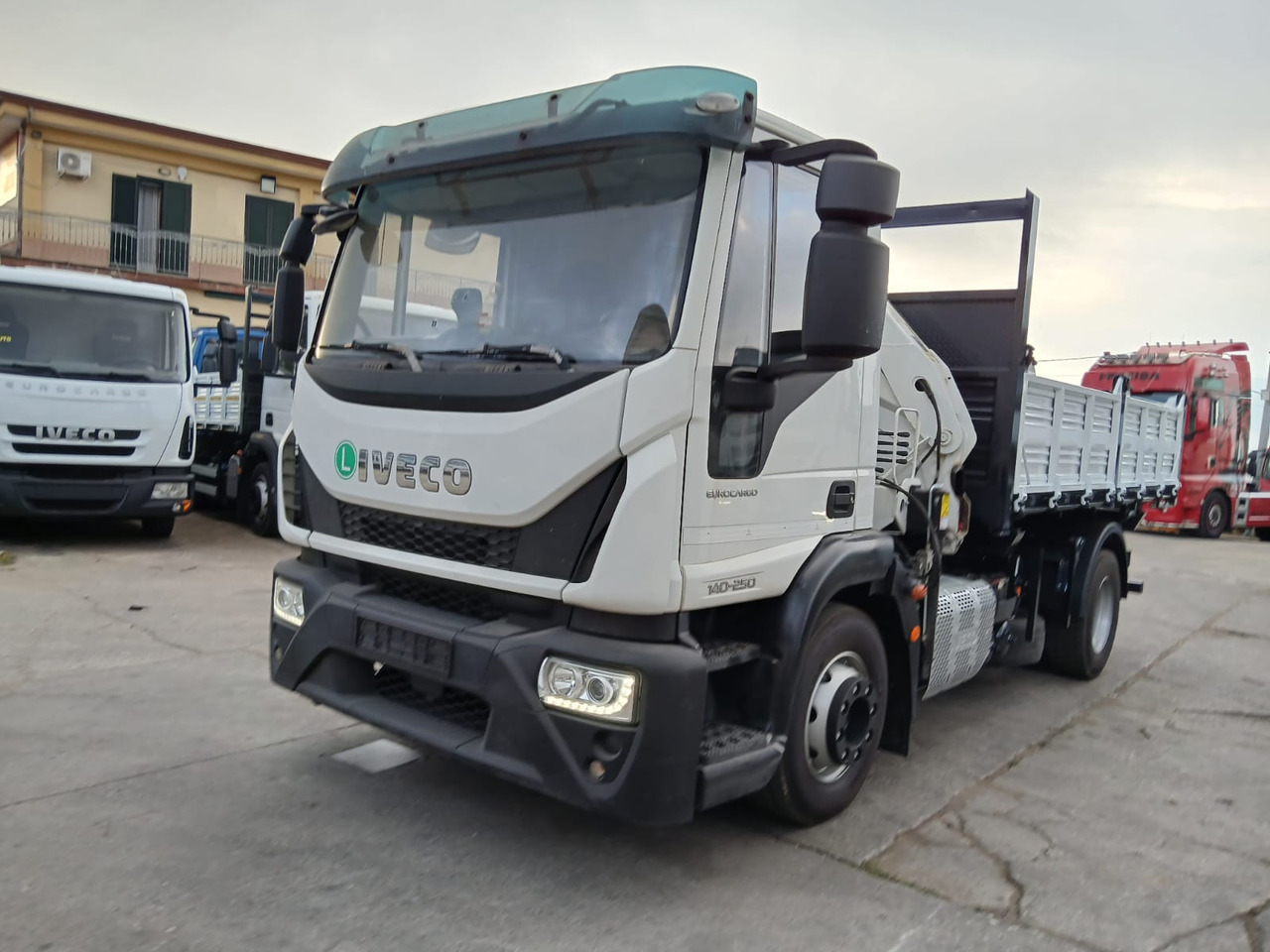 IVECO EUROCARGO 140-250 - Kravas auto ar manipulatoru: foto 2 IVECO EUROCARGO 140-250 - Kravas auto ar manipulatoru: foto 2