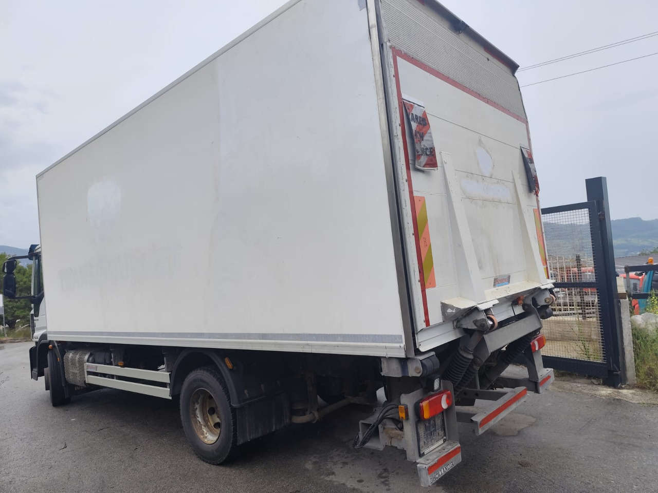 IVECO EUROCARGO 160-280 - Kravas automašīna ar slēgto virsbūvi, Kravas auto ar manipulatoru: foto 4 IVECO EUROCARGO 160-280 - Kravas automašīna ar slēgto virsbūvi, Kravas auto ar manipulatoru: foto 4