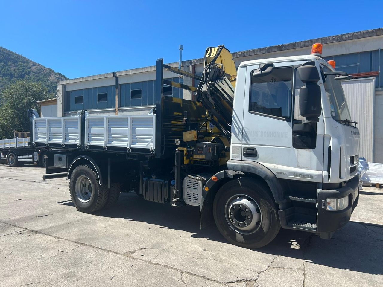 IVECO EUROCARGO 160E28 - Kravas auto ar manipulatoru: foto 2 IVECO EUROCARGO 160E28 - Kravas auto ar manipulatoru: foto 2