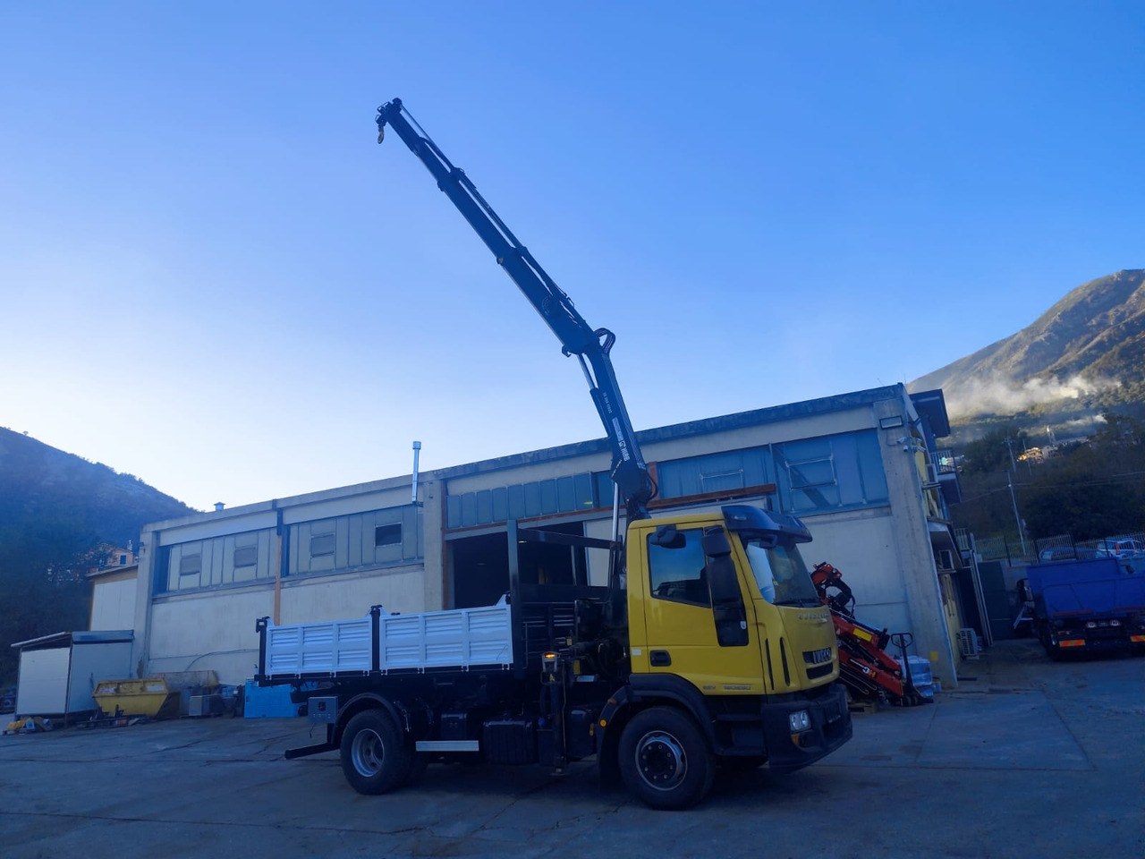 IVECO EUROCARGO 160E30 - Kravas auto ar manipulatoru: foto 2 IVECO EUROCARGO 160E30 - Kravas auto ar manipulatoru: foto 2