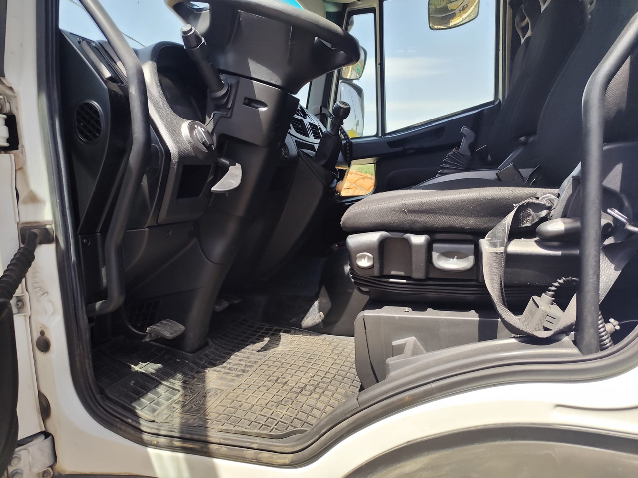 IVECO EUROCARGO 180-250 - Šasija kravas automašīna, Kravas auto ar manipulatoru: foto 3 IVECO EUROCARGO 180-250 - Šasija kravas automašīna, Kravas auto ar manipulatoru: foto 3