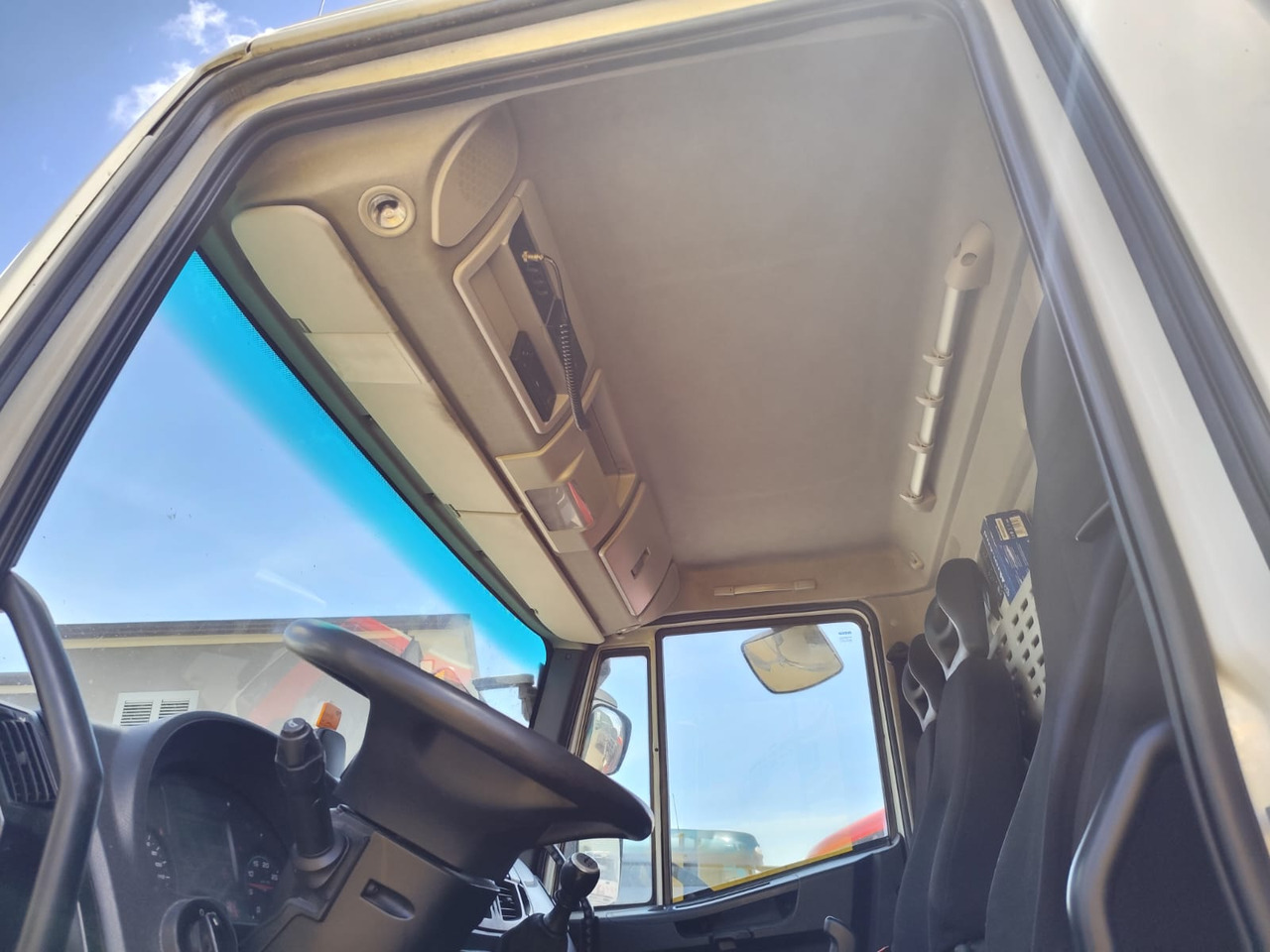 IVECO EUROCARGO 180-250 - Šasija kravas automašīna, Kravas auto ar manipulatoru: foto 4 IVECO EUROCARGO 180-250 - Šasija kravas automašīna, Kravas auto ar manipulatoru: foto 4