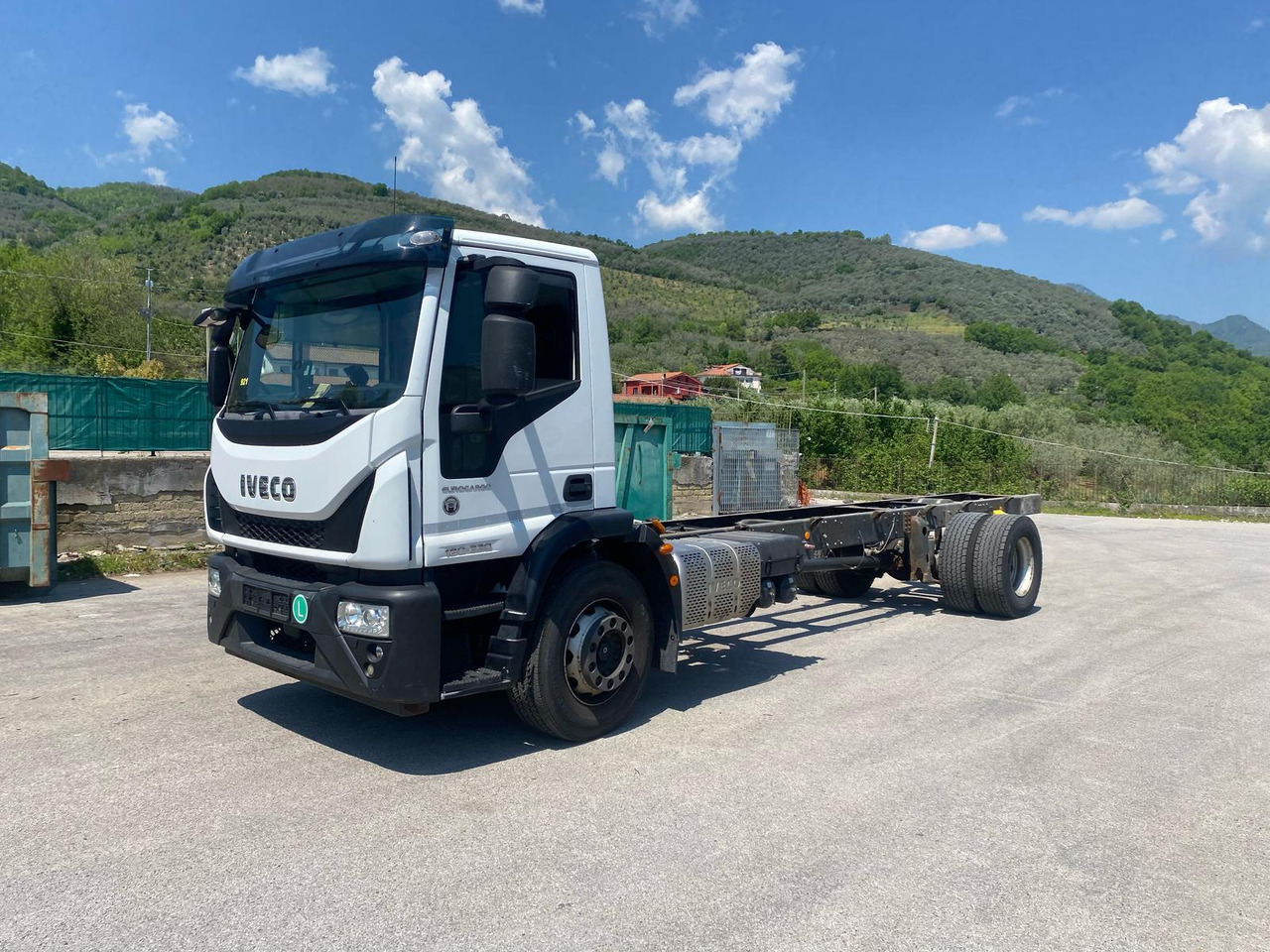 IVECO EUROCARGO 180-320 - Šasija kravas automašīna: foto 1 IVECO EUROCARGO 180-320 - Šasija kravas automašīna: foto 1
