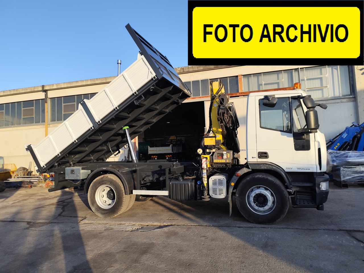 IVECO EUROCARGO 180E30 - Kravas automašīna pašizgāzējs, Kravas auto ar manipulatoru: foto 4 IVECO EUROCARGO 180E30 - Kravas automašīna pašizgāzējs, Kravas auto ar manipulatoru: foto 4