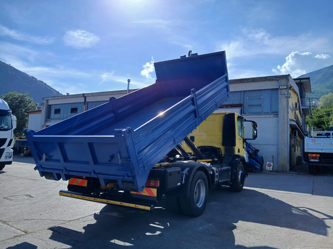 IVECO EUROCARGO 190EL25 - Pacēlājs ar āķi: foto 2 IVECO EUROCARGO 190EL25 - Pacēlājs ar āķi: foto 2