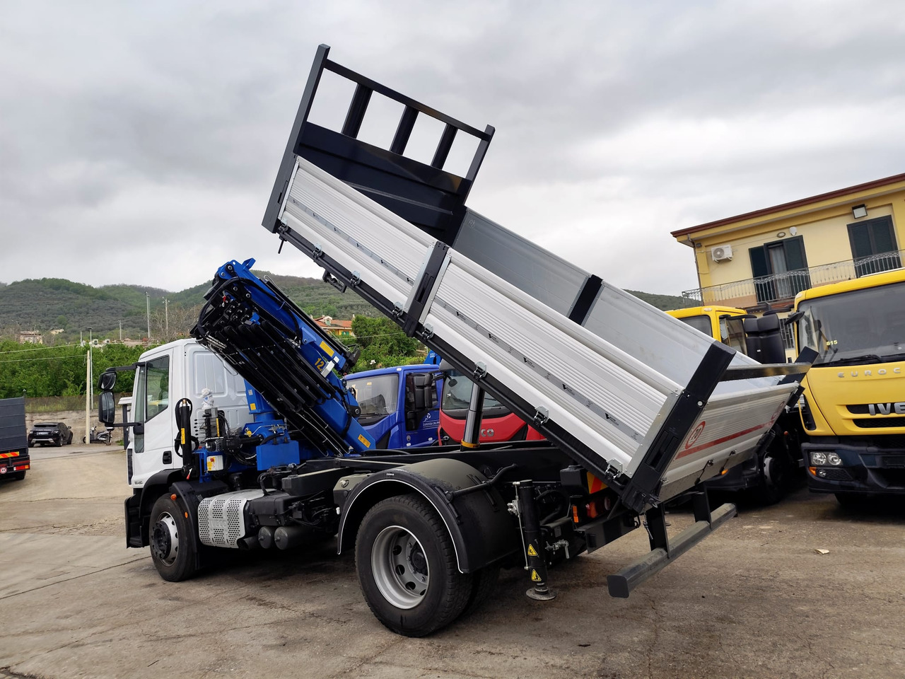 IVECO EUROCARGO 190EL25 - Kravas auto ar manipulatoru: foto 2 IVECO EUROCARGO 190EL25 - Kravas auto ar manipulatoru: foto 2
