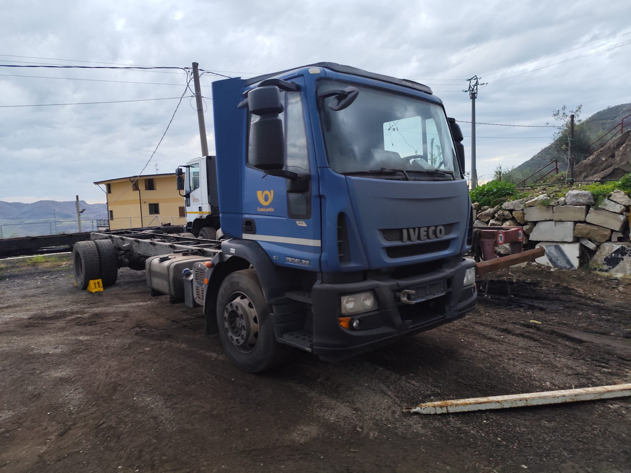 IVECO EUROCARGO 190EL28 - Šasija kravas automašīna: foto 1 IVECO EUROCARGO 190EL28 - Šasija kravas automašīna: foto 1