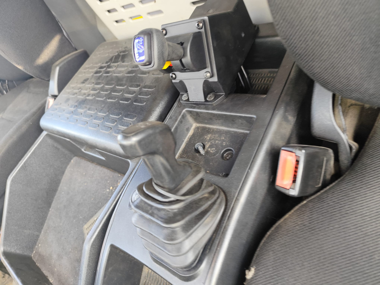 IVECO EUROCARGO 75-160 - Kravas auto ar manipulatoru: foto 5 IVECO EUROCARGO 75-160 - Kravas auto ar manipulatoru: foto 5