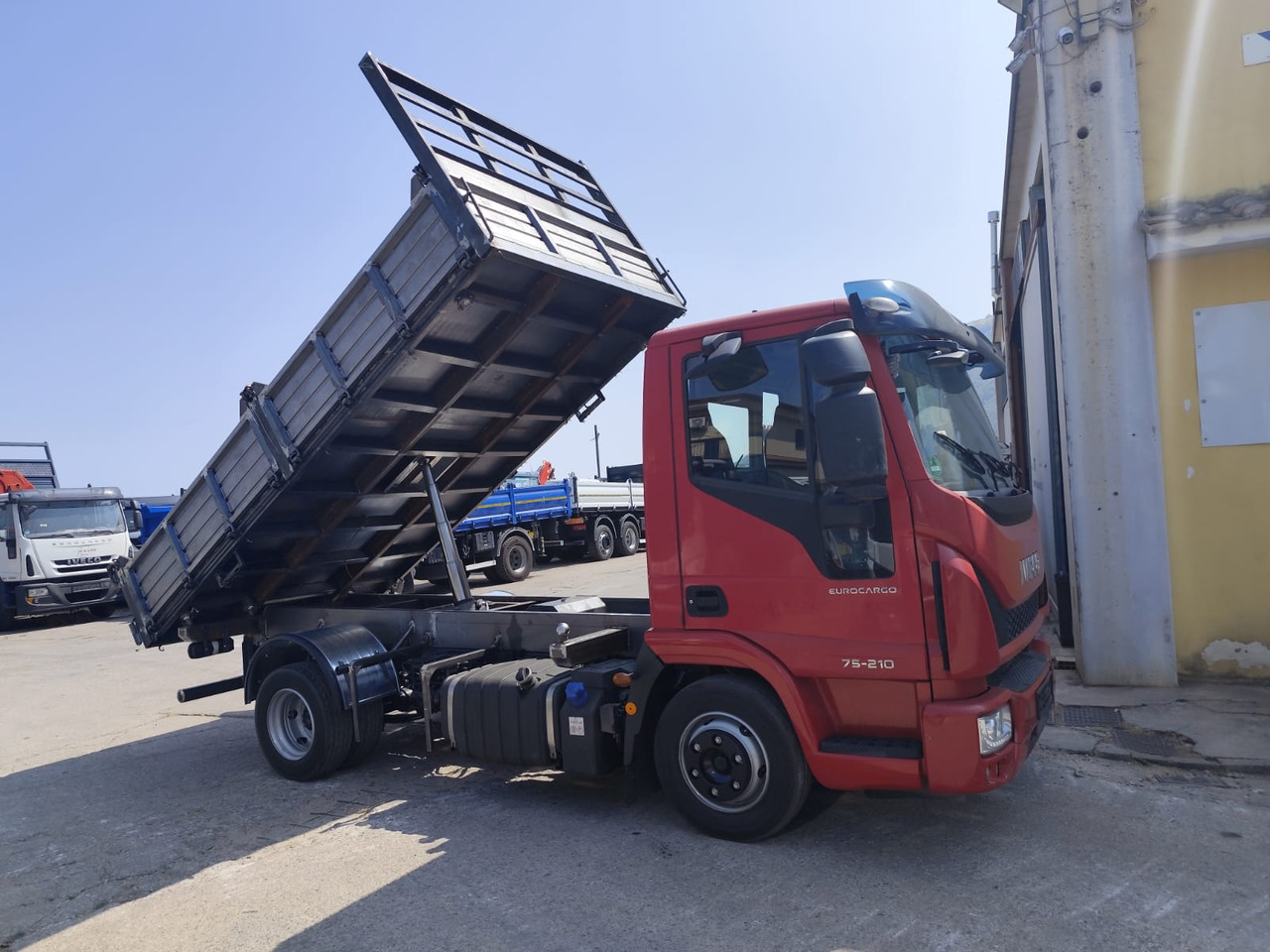 IVECO EUROCARGO 75-210 - Kravas automašīna pašizgāzējs: foto 1 IVECO EUROCARGO 75-210 - Kravas automašīna pašizgāzējs: foto 1