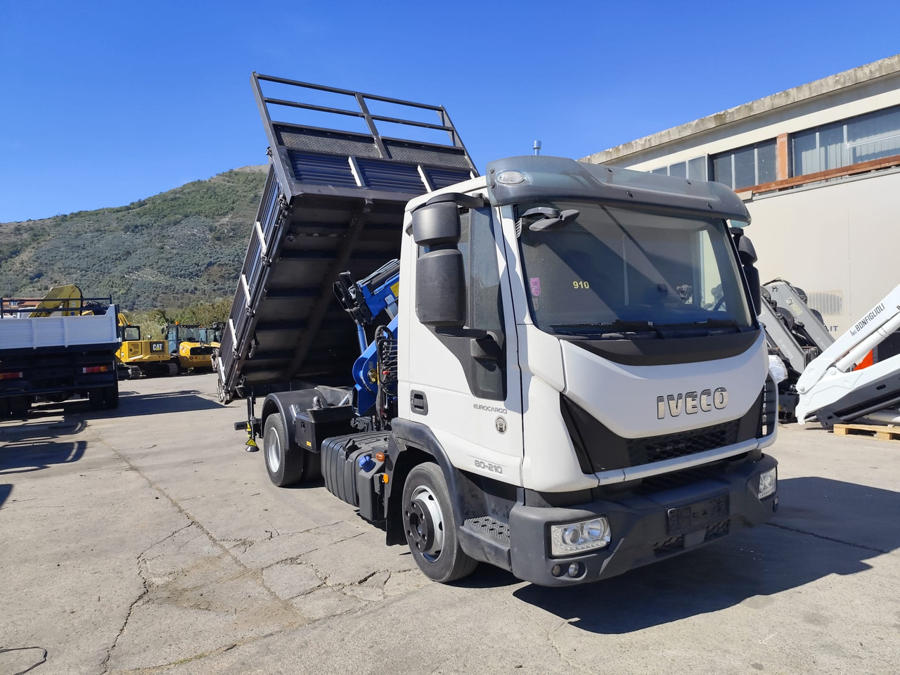 IVECO EUROCARGO 80-210 - Kravas auto ar manipulatoru, Kravas automašīna pašizgāzējs: foto 1 IVECO EUROCARGO 80-210 - Kravas auto ar manipulatoru, Kravas automašīna pašizgāzējs: foto 1
