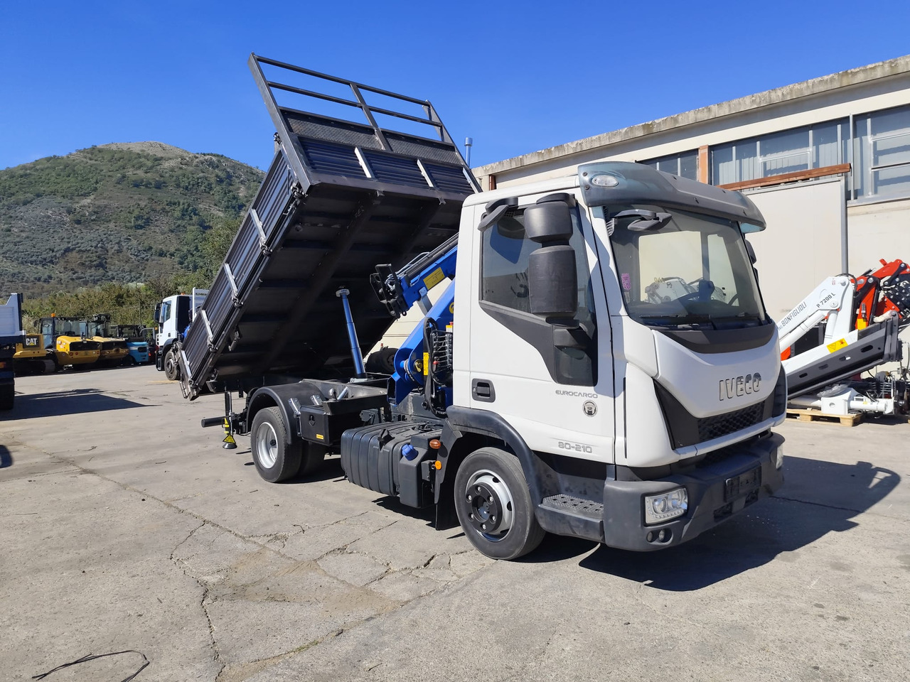 IVECO EUROCARGO 80-210 - Kravas auto ar manipulatoru, Kravas automašīna pašizgāzējs: foto 4 IVECO EUROCARGO 80-210 - Kravas auto ar manipulatoru, Kravas automašīna pašizgāzējs: foto 4