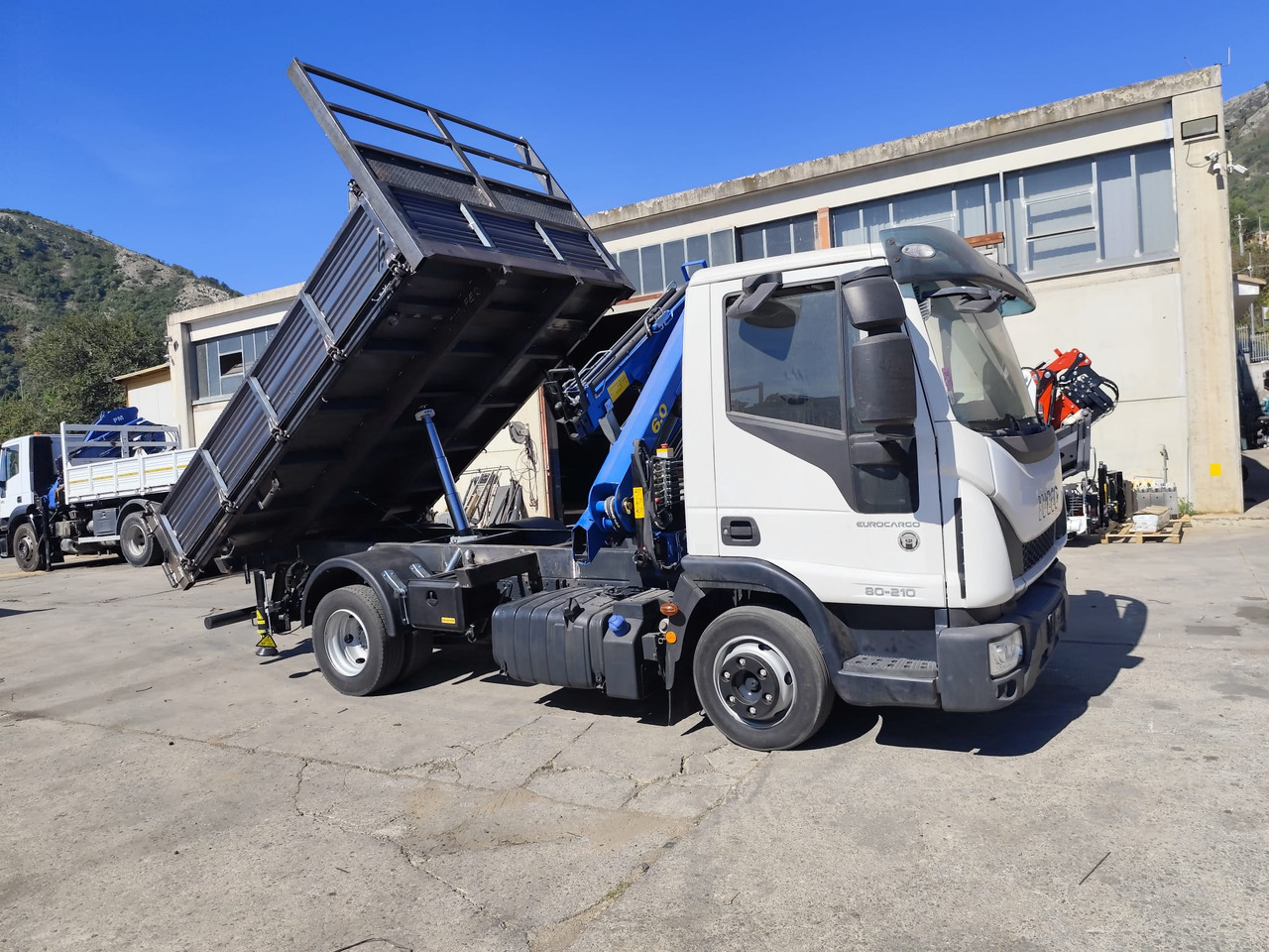 IVECO EUROCARGO 80-210 - Kravas auto ar manipulatoru, Kravas automašīna pašizgāzējs: foto 3 IVECO EUROCARGO 80-210 - Kravas auto ar manipulatoru, Kravas automašīna pašizgāzējs: foto 3