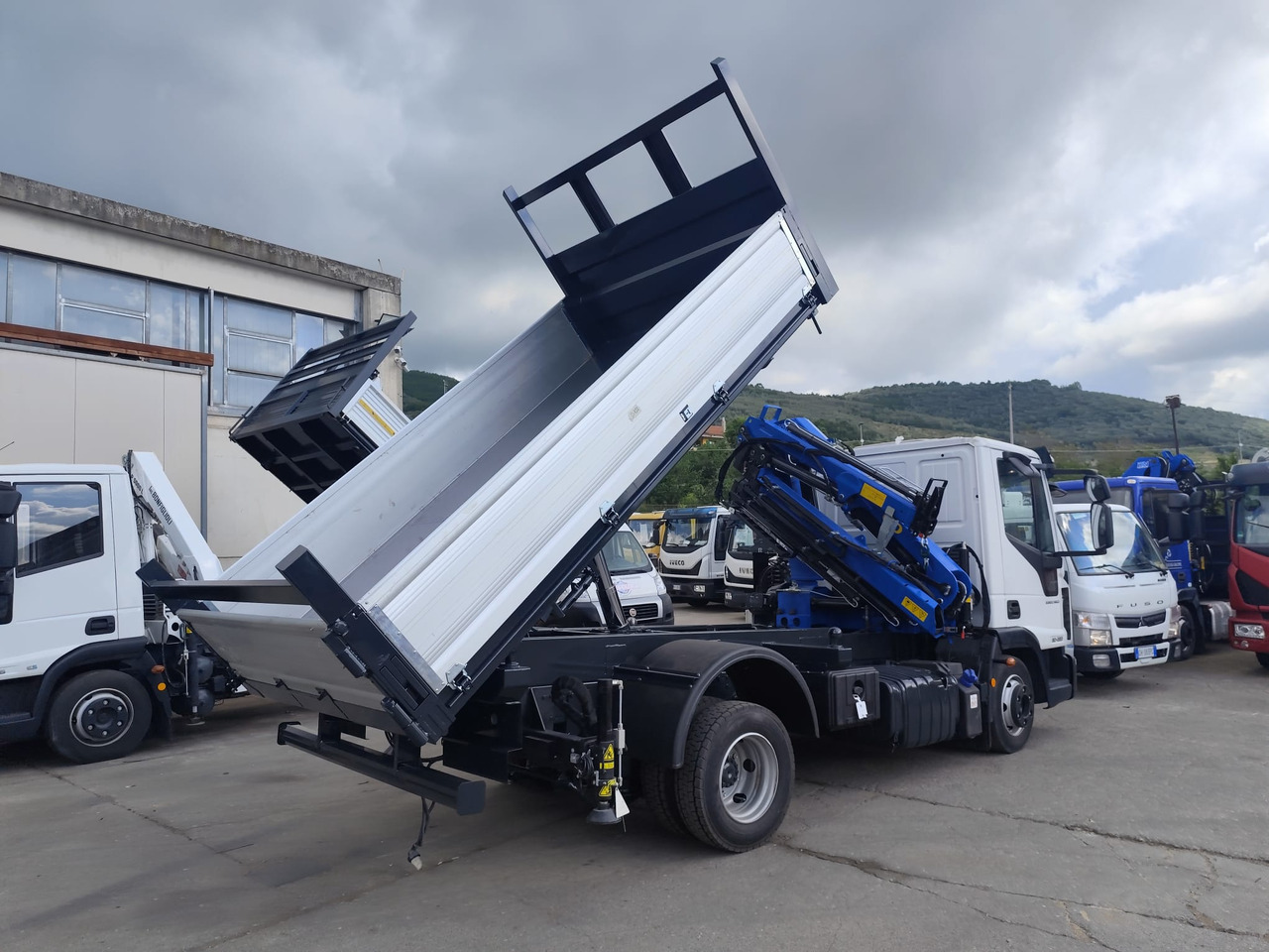IVECO EUROCARGO 80-220 - Kravas auto ar manipulatoru: foto 4 IVECO EUROCARGO 80-220 - Kravas auto ar manipulatoru: foto 4